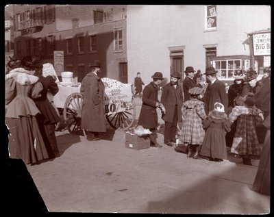 Straatverkopers die Franse gemengde snoepjes en andere goederen verkopen nabij 6th Avenue, New York, c.1895 (zilveren gelatin afdruk) door Byron Company